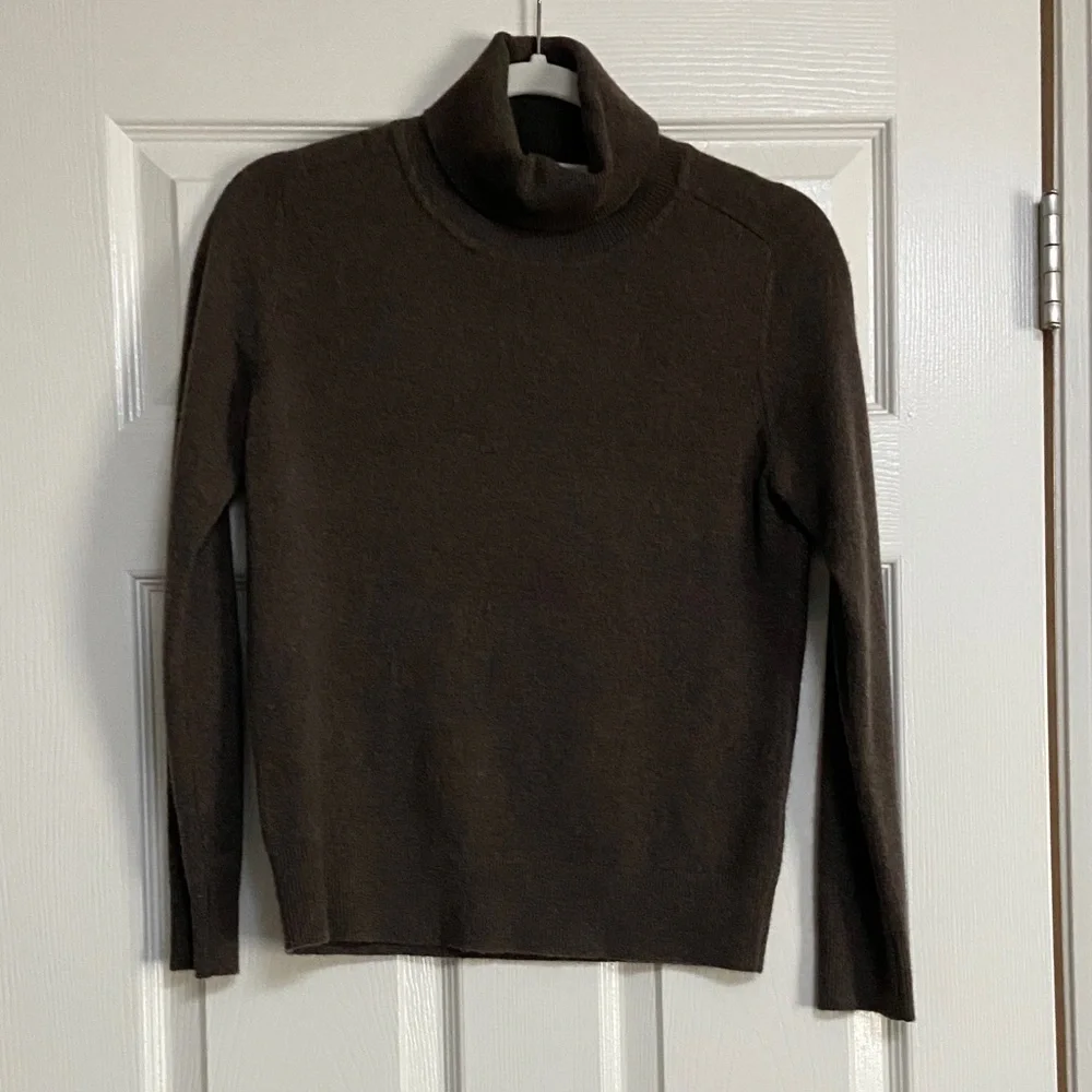Quince Rich Brown Cashmere Turtleneck Sweater - Picture 5 of 10